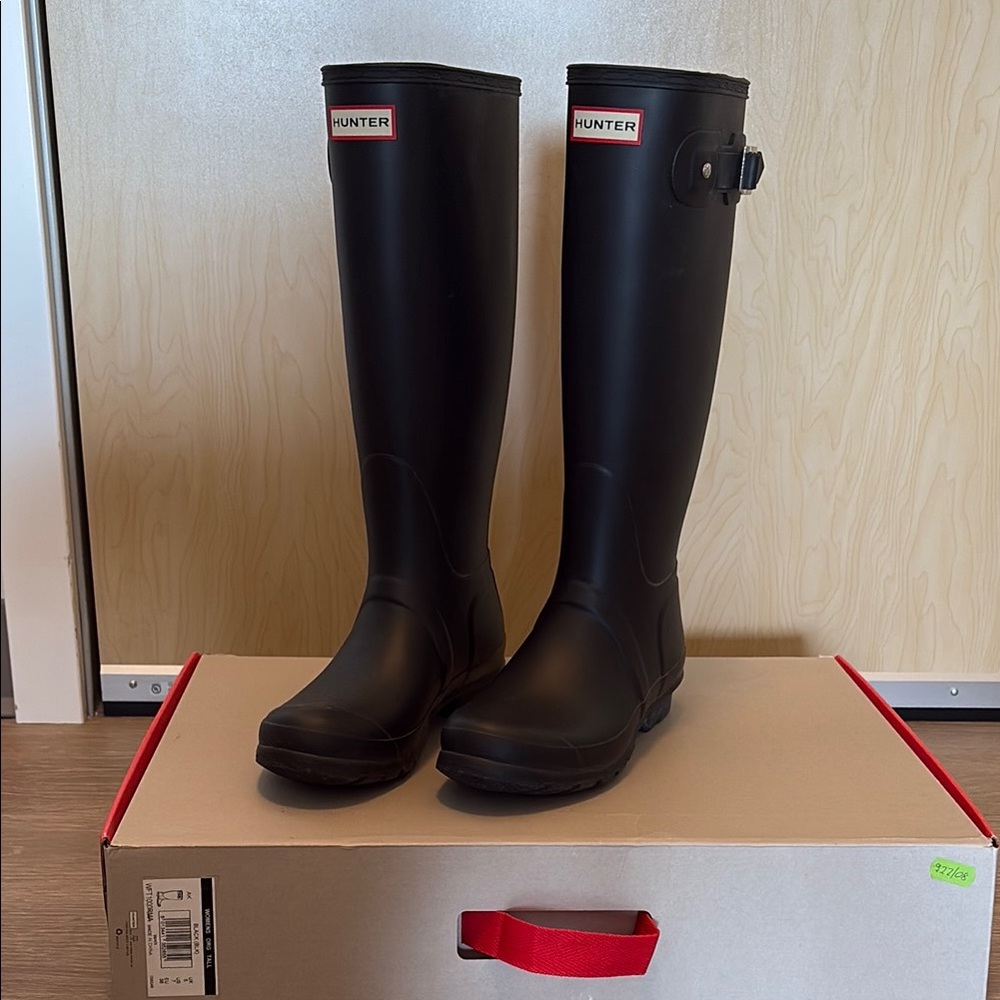 Like New Hunter Classic Black Tall Rainboots